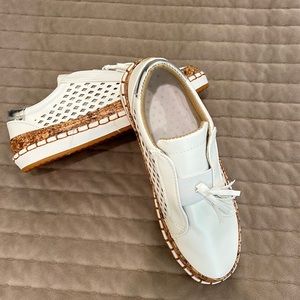 Comfortable walking shoes, size 6 white